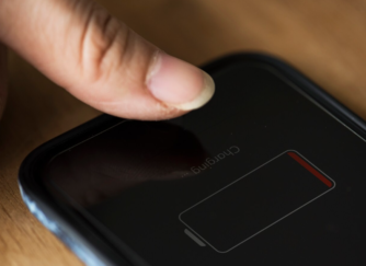 Эксперты предупредили об опасности зарядки телефона в публичных местах