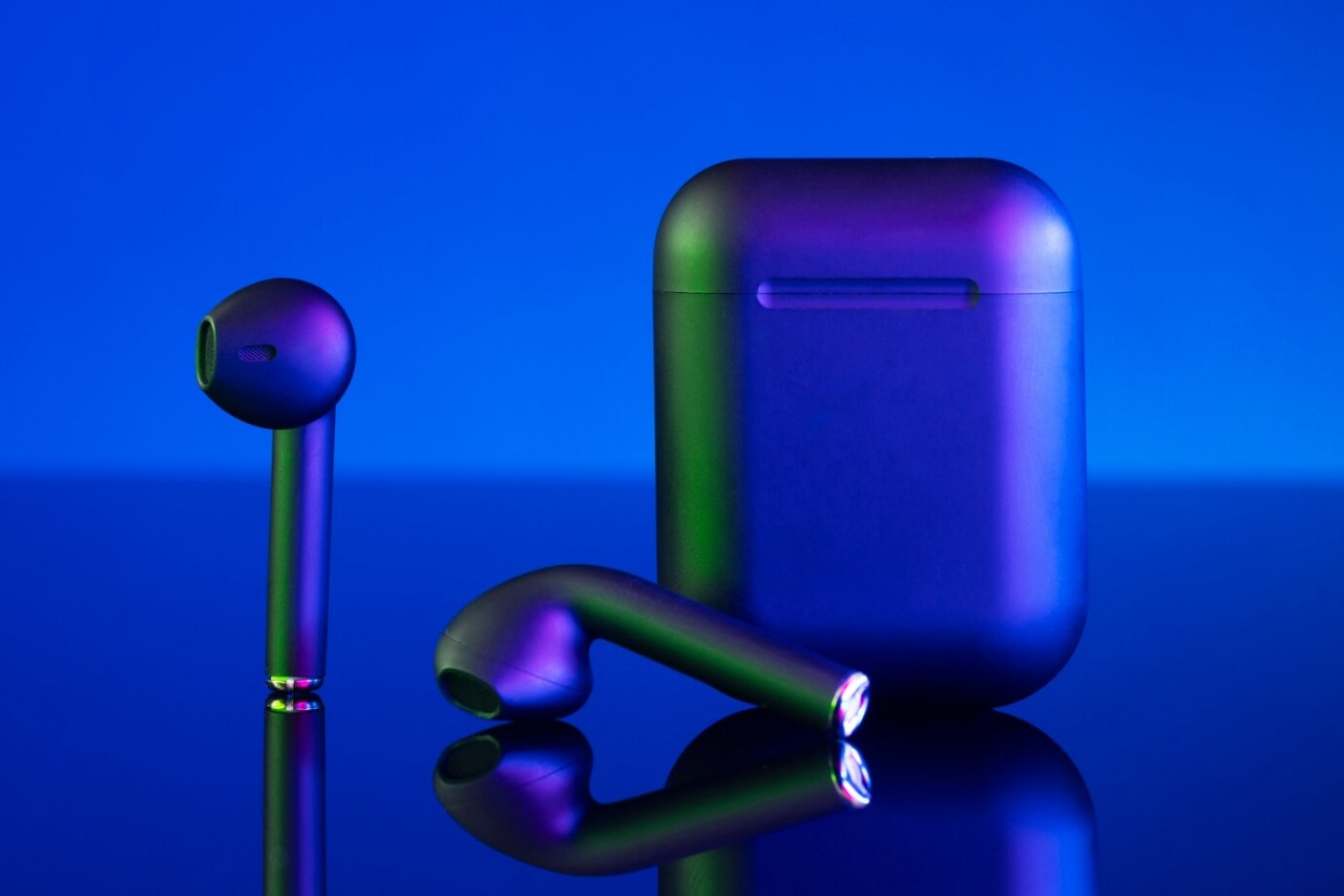 В сеть попали фото AirPods Pro с сенсорным OLED-дисплеем