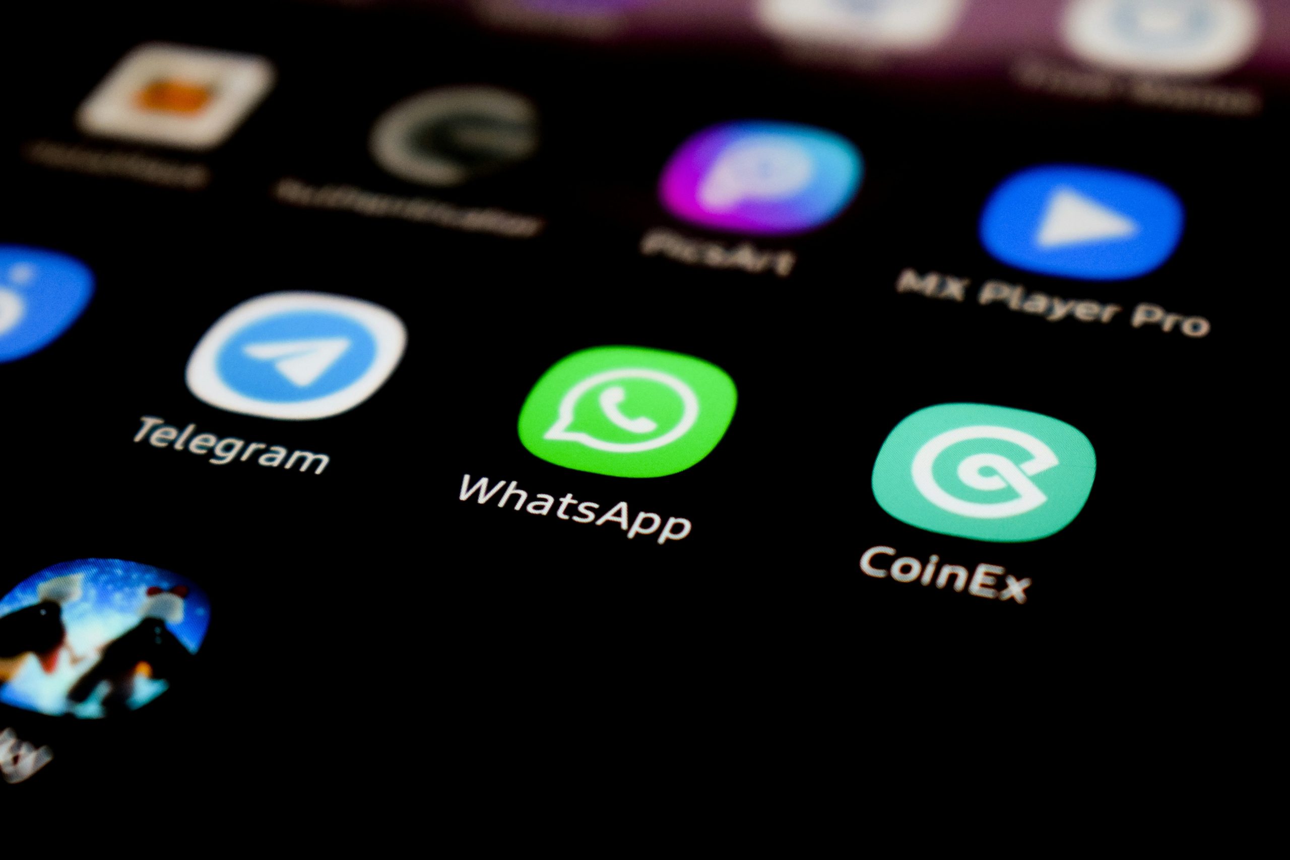 «Солар»: мошенники стали маскировать сайты под инвестплатформу WhatsApp