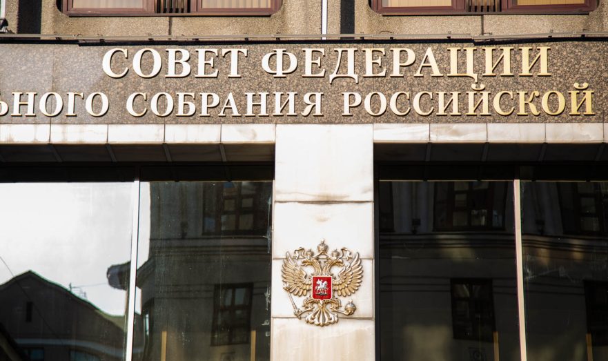 В Совете Федерации предложили запретить продажу iPhone в РФ из-за приложения